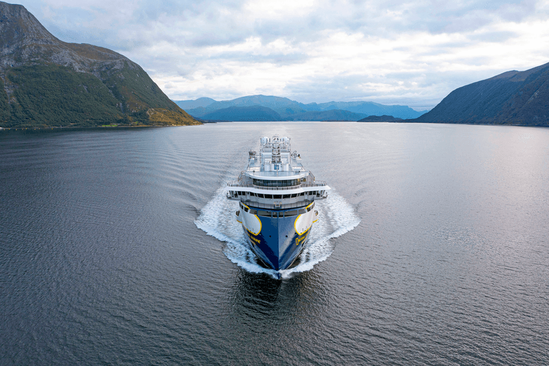 Ship National Geographic Resolution 