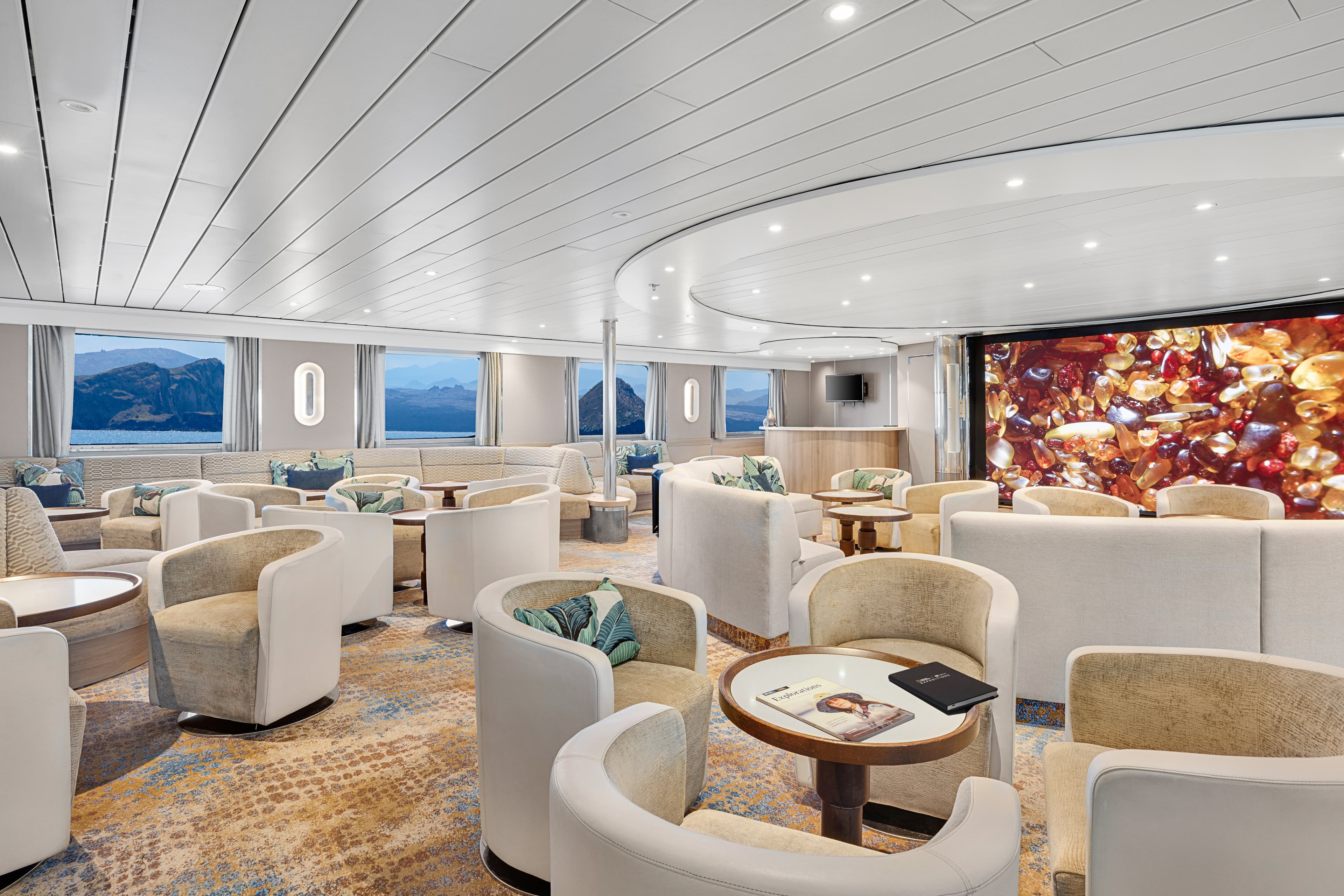 Large RGB-LEX-Ship NG Gemini Interior Discovery Lounge DS6946.jpg