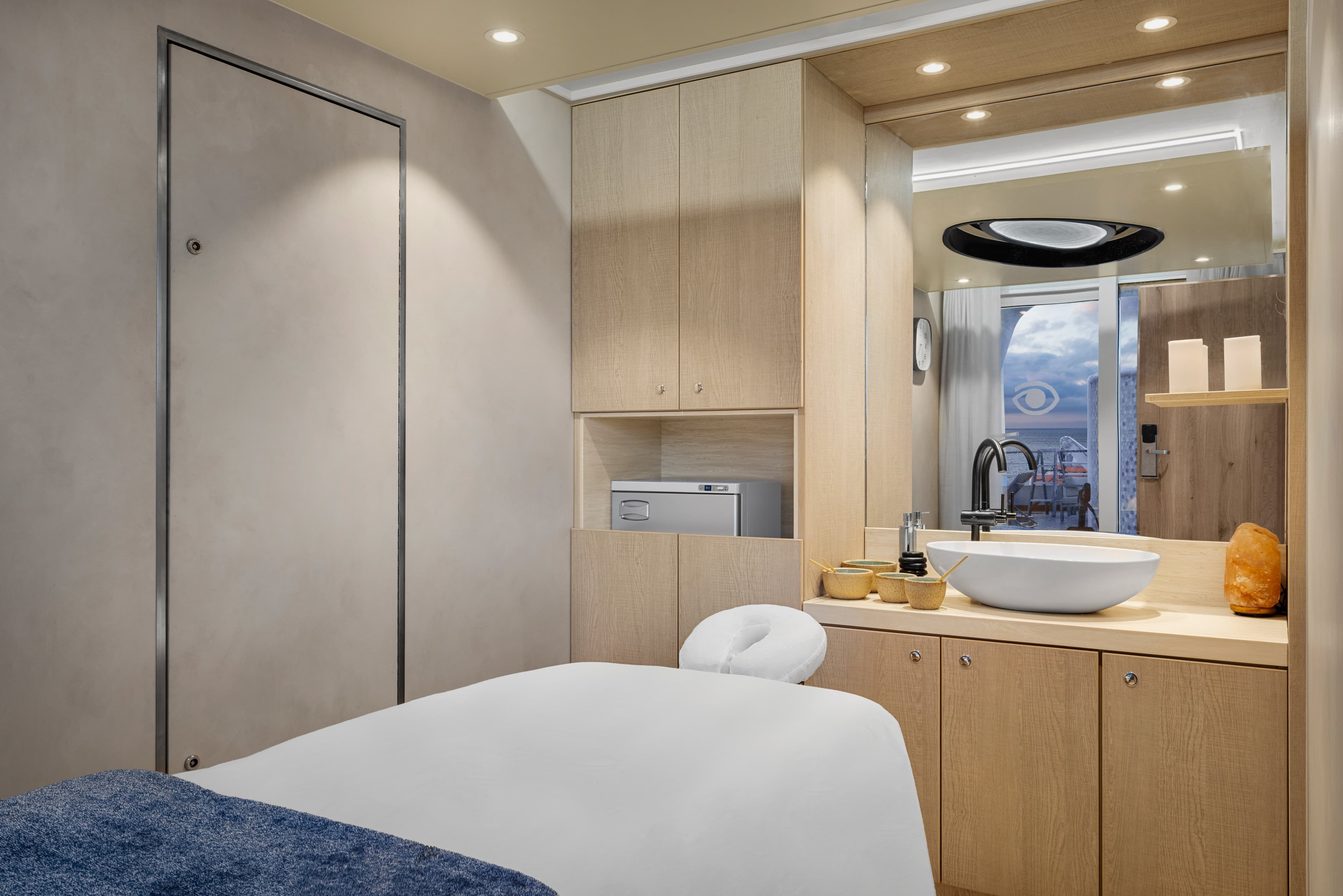 Large RGB-LEX-Ship NG Gemini Interior Spa DS7521.jpg