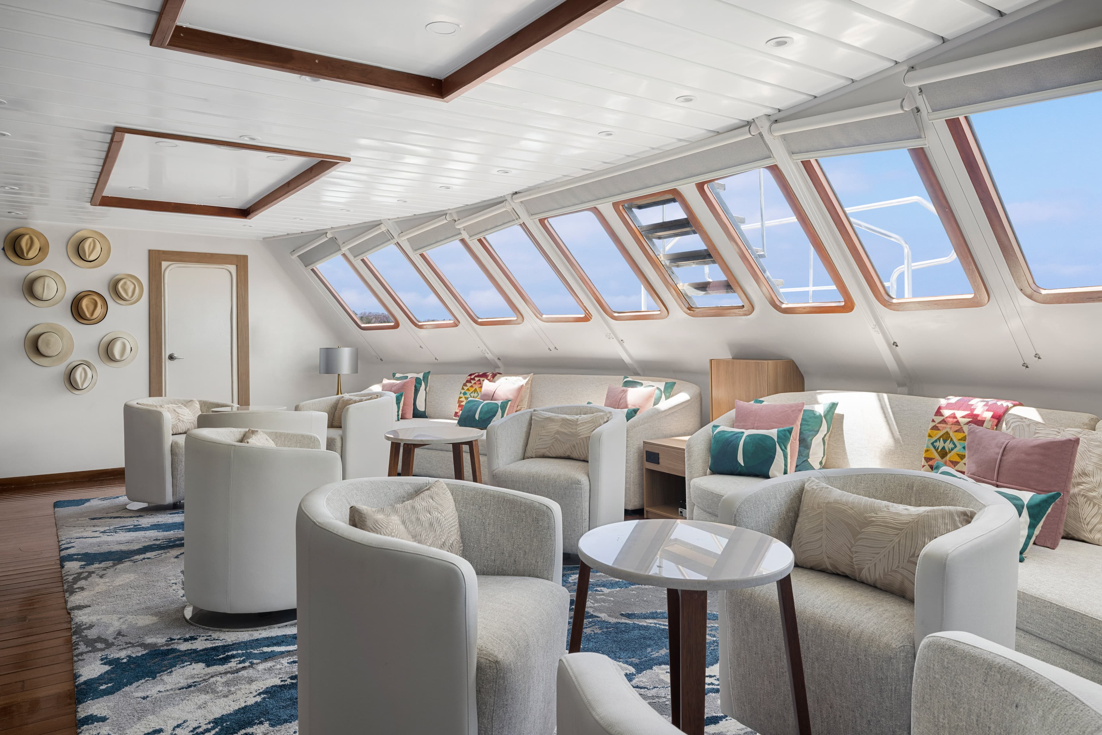 Large RGB-LEX-Ship NG Delphina Interior - Lounge - DS7127.jpg