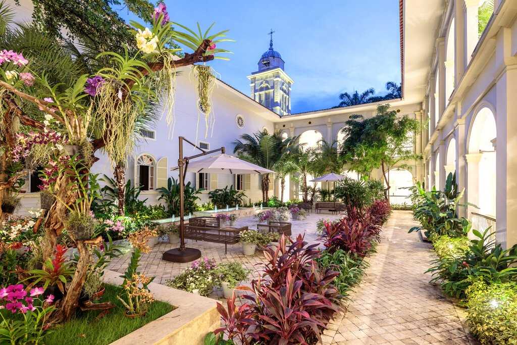 Medium RGB-Lindblad Expeditions-Ecuador Guayaquil Hotel Del Parque 4648.jpg